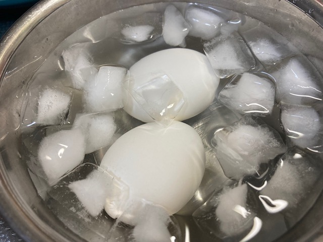 ゆで卵を冷水につける